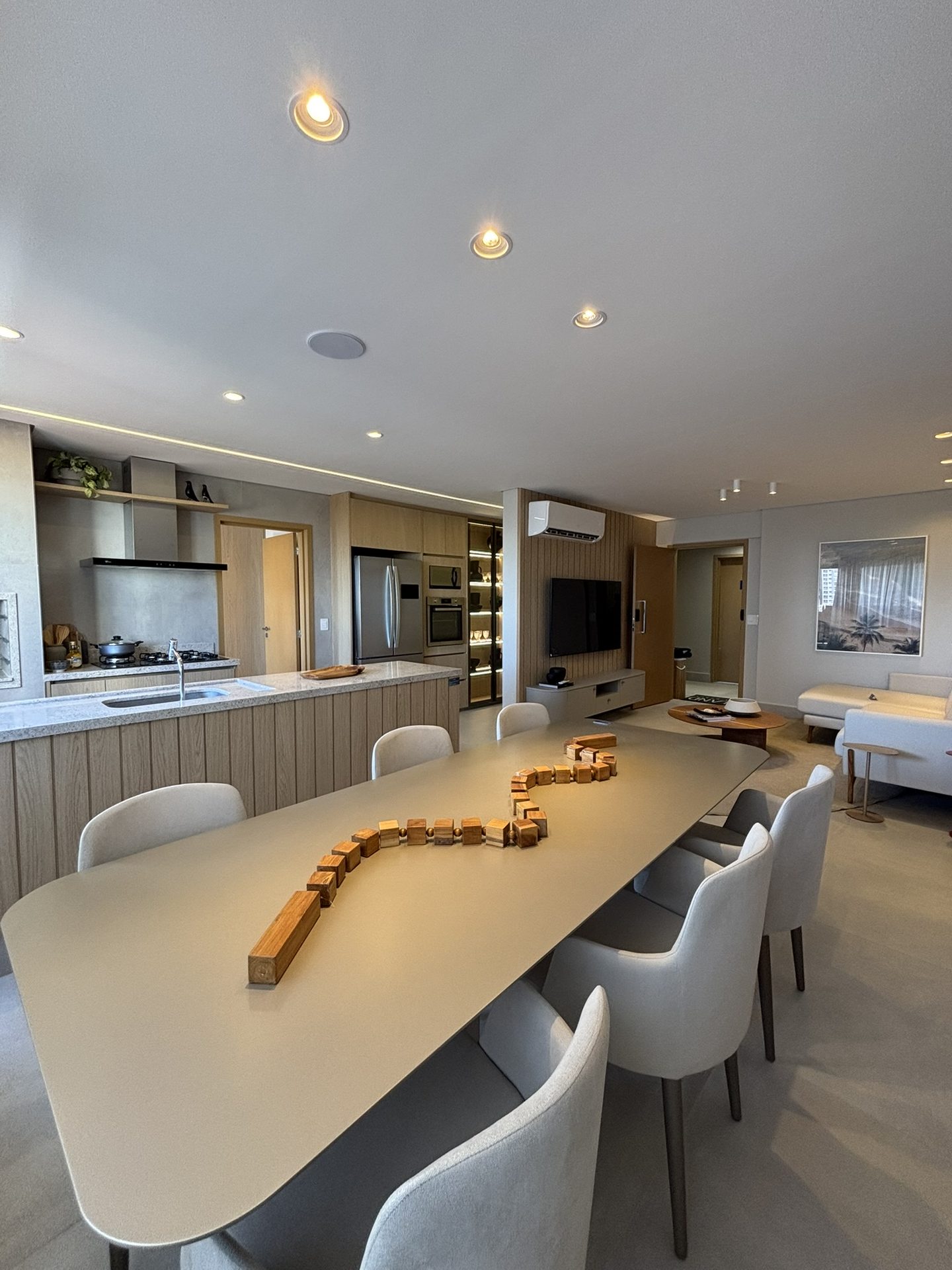 Living e cozinha do decorado de 122 m² do Island Vaca Brava. Foto do decorado