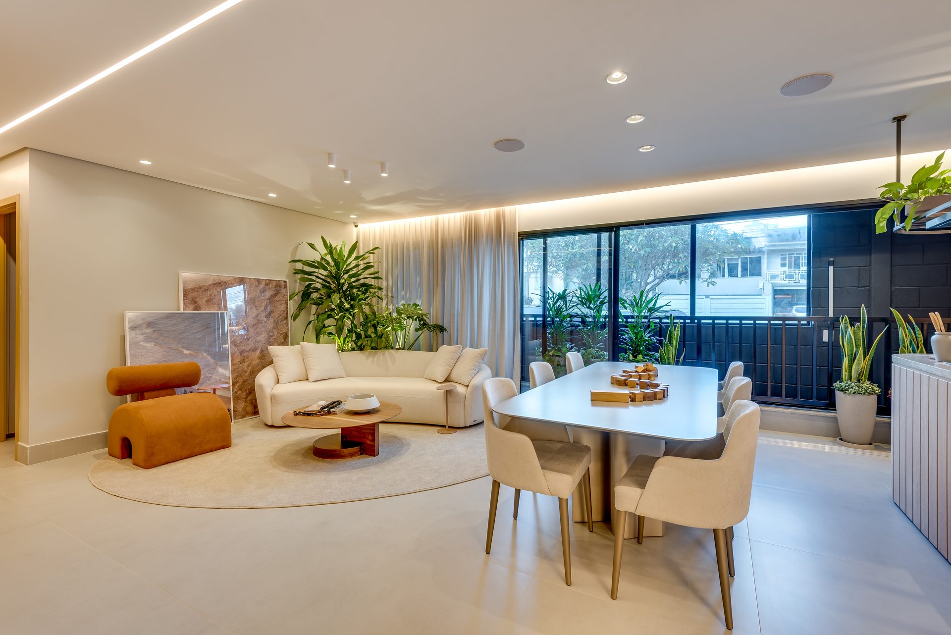 Living integrado à varanda no decorado de 133 m² do Island Vaca Brava. Foto do decorado