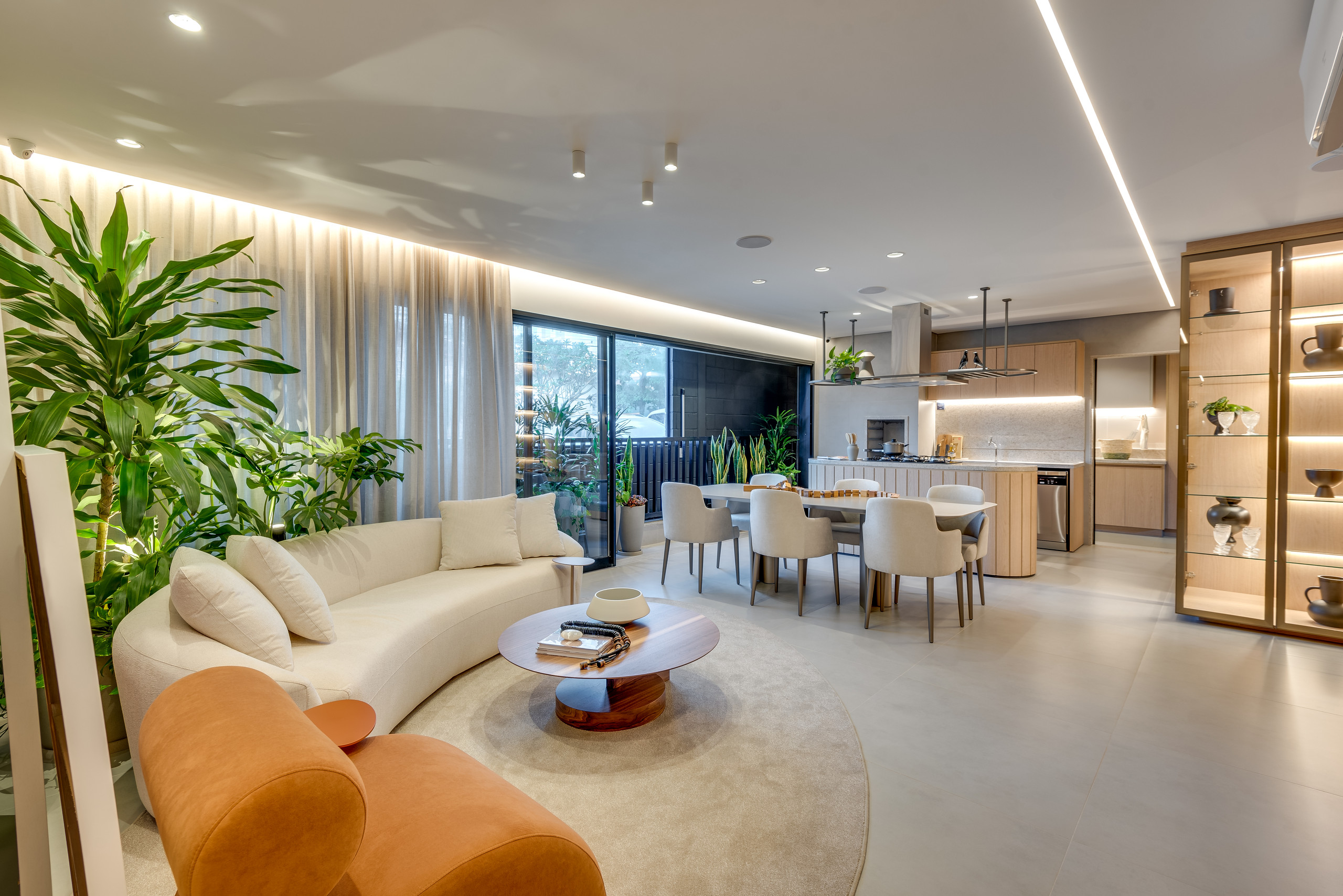 Living e sala de jantar do apartamento decorado de 133 m² do Island Vaca Brava. Foto do decorado
